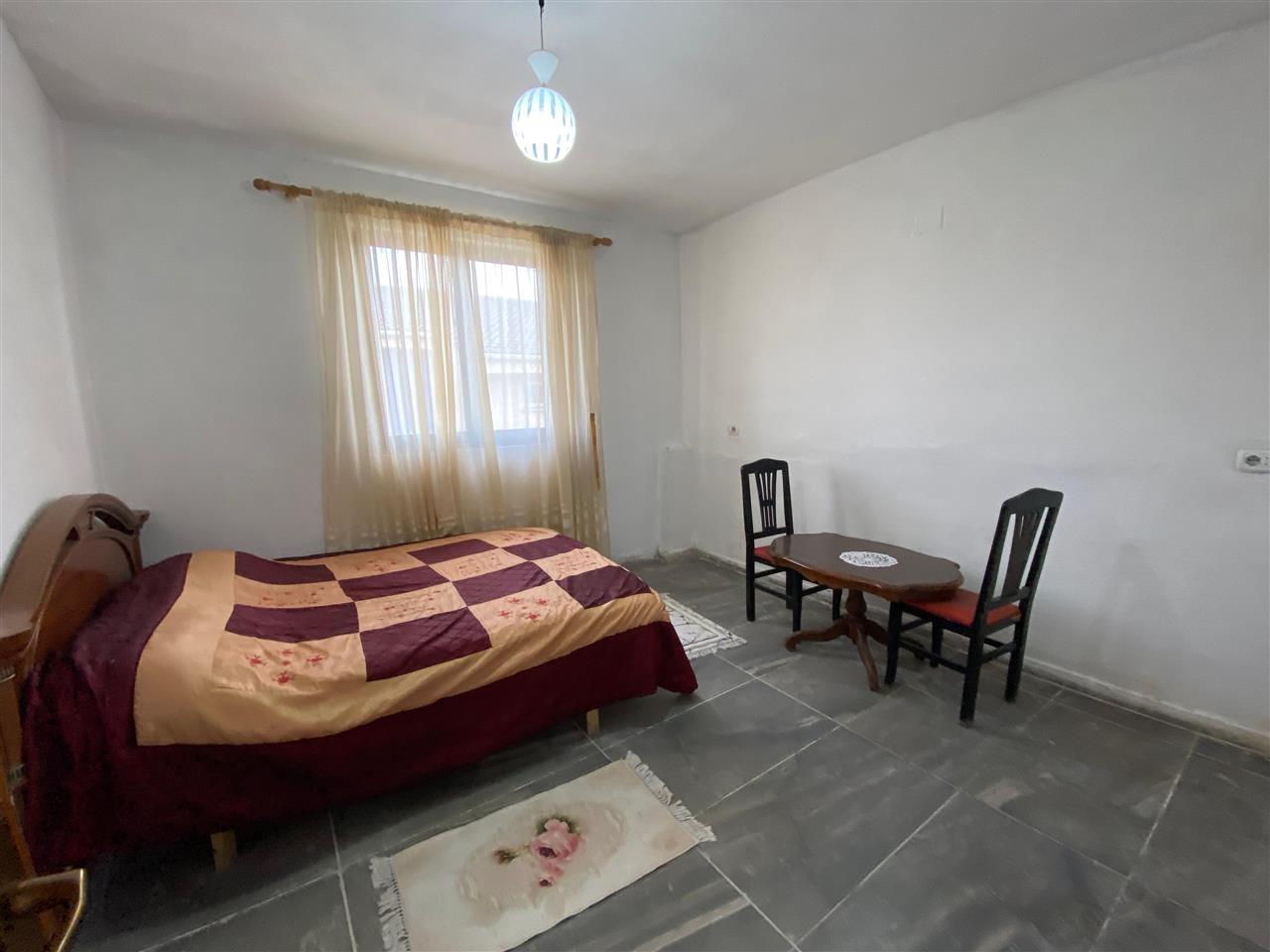 JEPET ME QERA 2+1 KATI I DYTE I NJE SHTEPIE PRIVATE NE ISH K