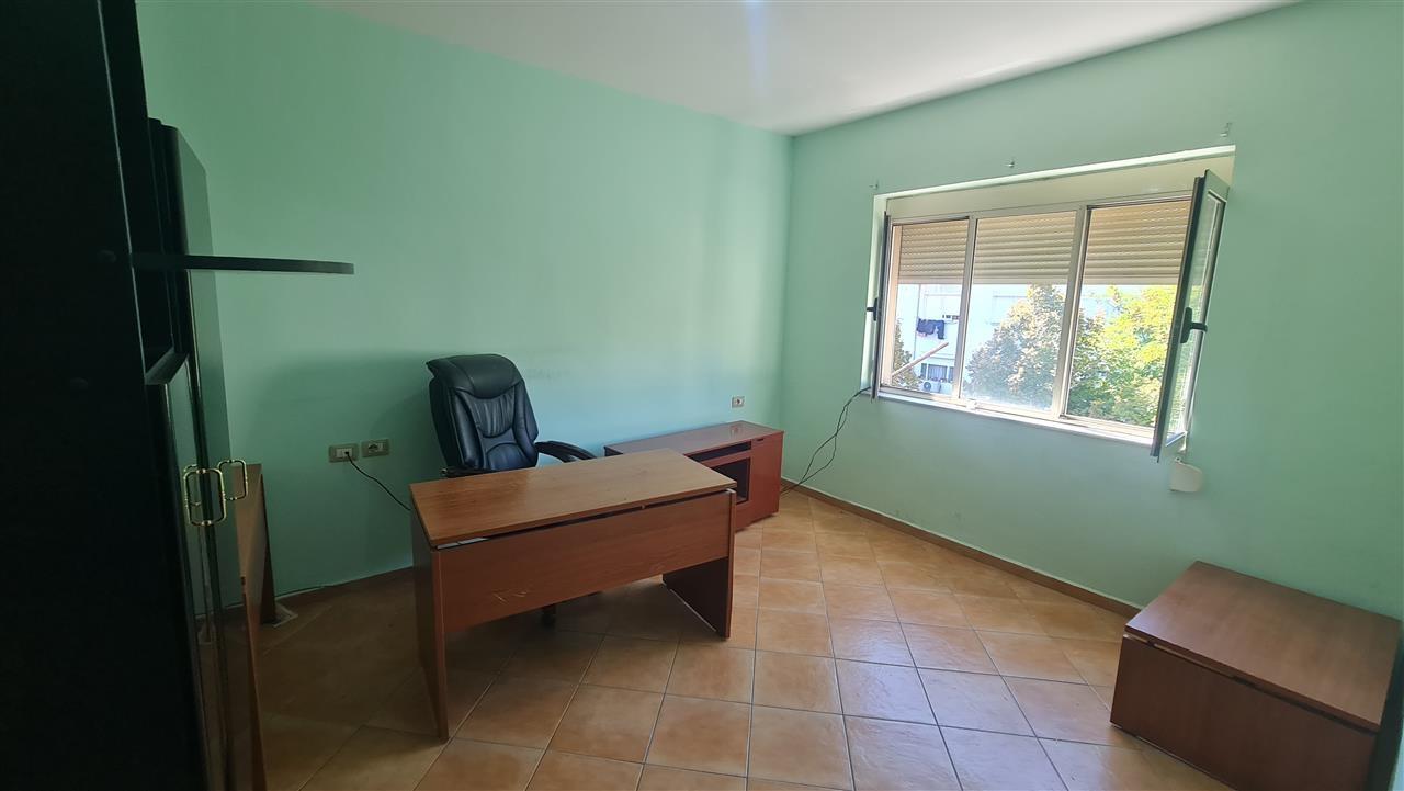 Jepet me qira 2 +1 pjesërisht i mobiluar në Myslym Shyri