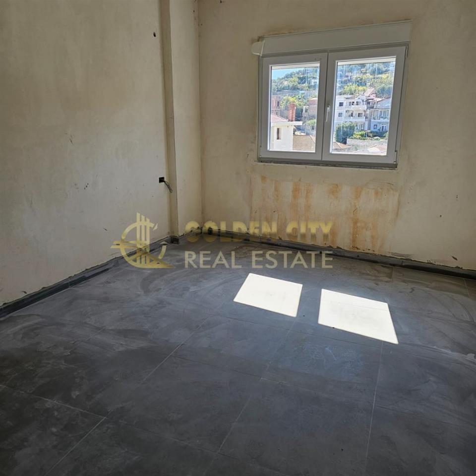 Shitet apartament 2+1