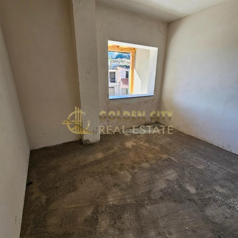 Shitet apartament 2+1