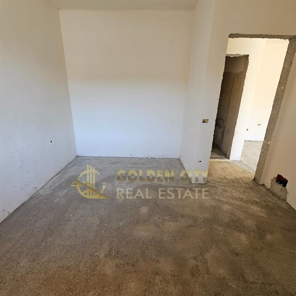 Shitet apartament 2+1