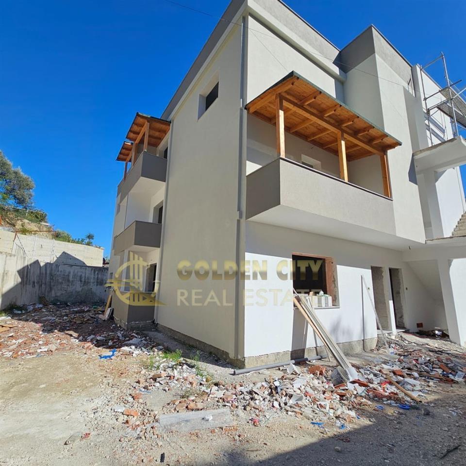 Shitet apartament 2+1