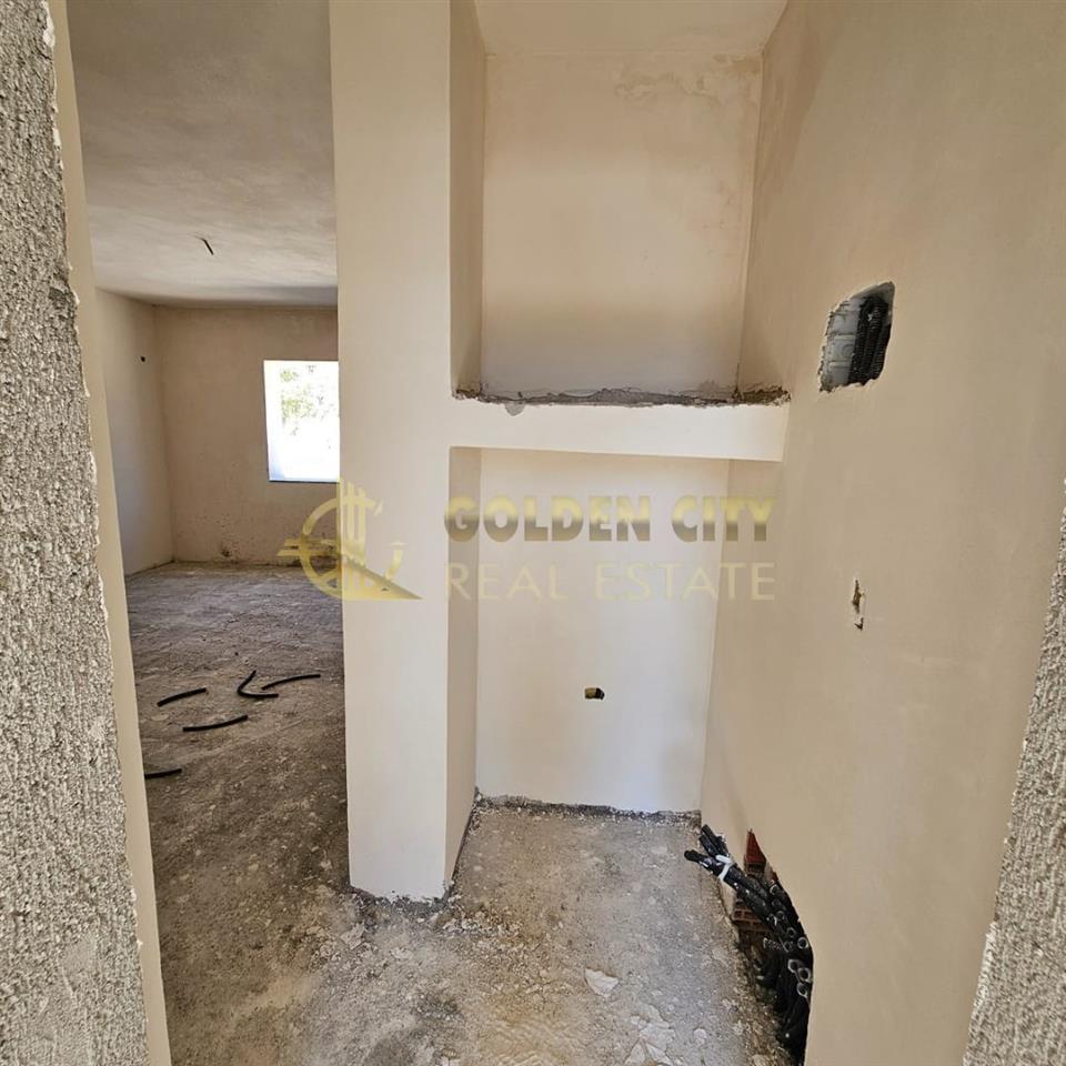 Shitet apartament 2+1