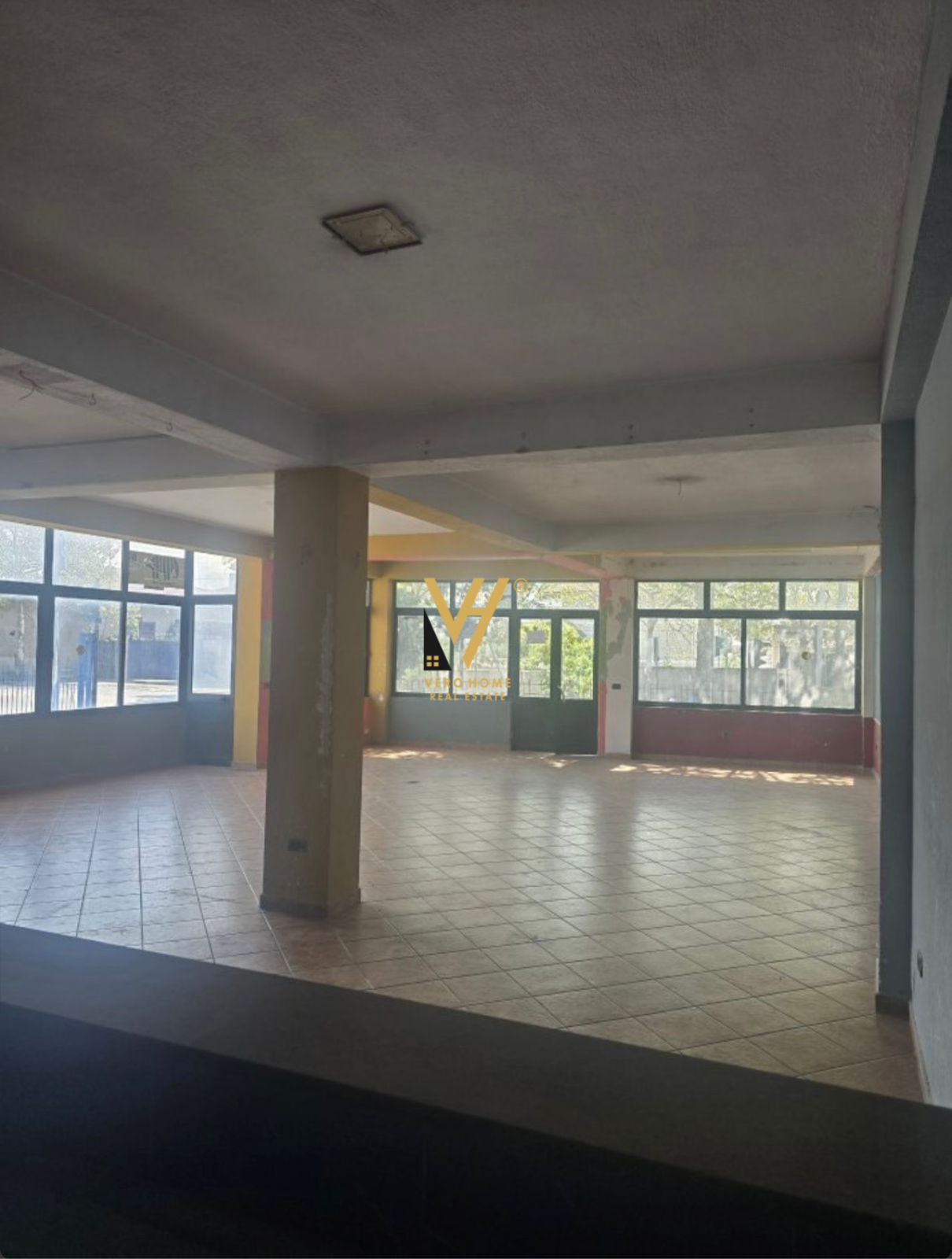 AMBIENT BIZNESI 175 M2 ME QERA NE MEZEZ 1.000 EURO