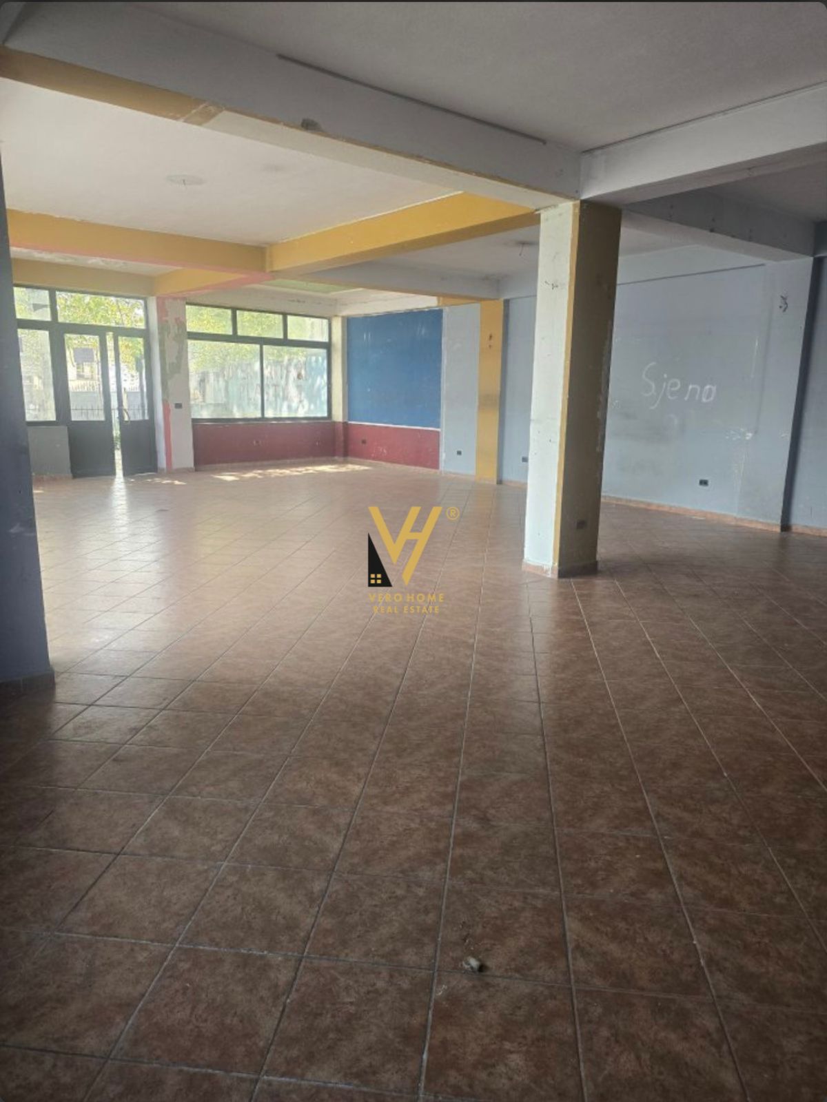 AMBIENT BIZNESI 175 M2 ME QERA NE MEZEZ 1.000 EURO