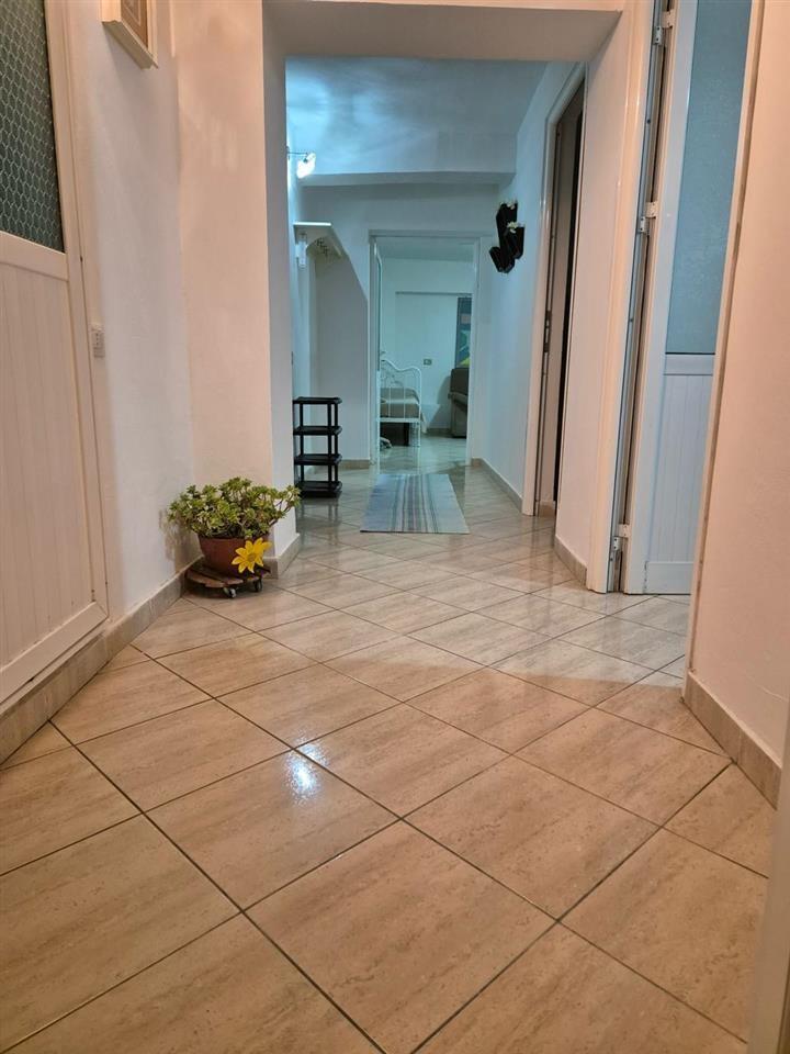Apartament me qira disa hapa larg Qendrës Vlorës