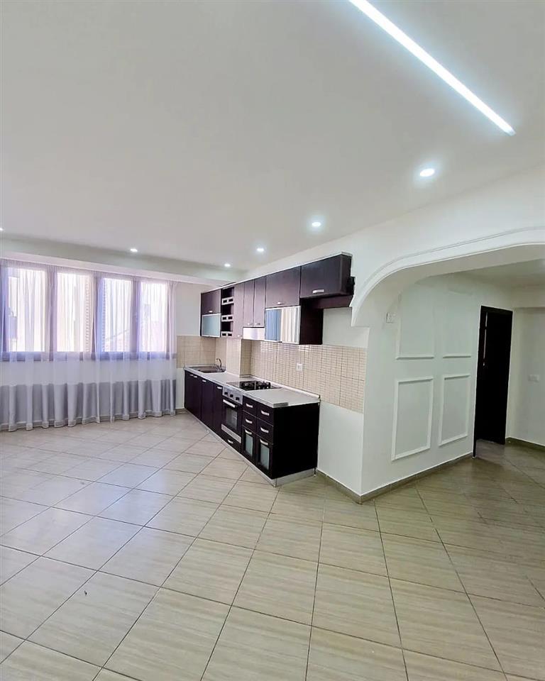 Kavaje,apartament 2+1 me planimetri super,buze rruge.