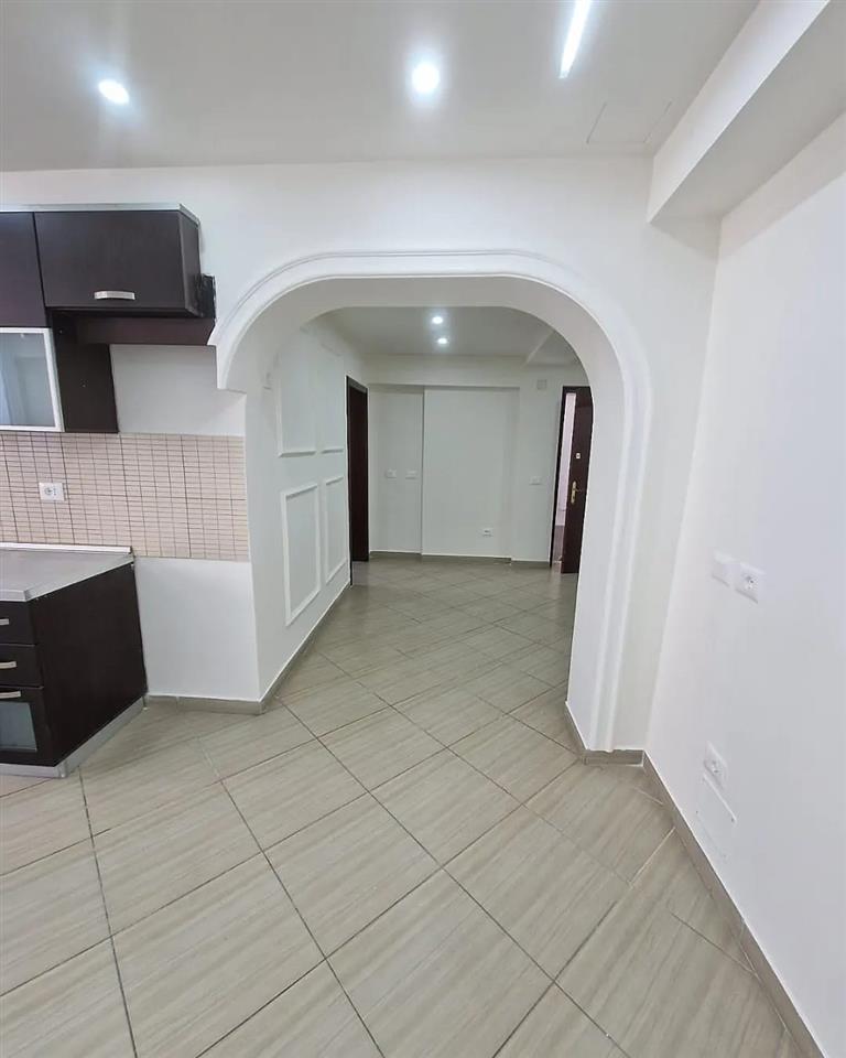Kavaje,apartament 2+1 me planimetri super,buze rruge.