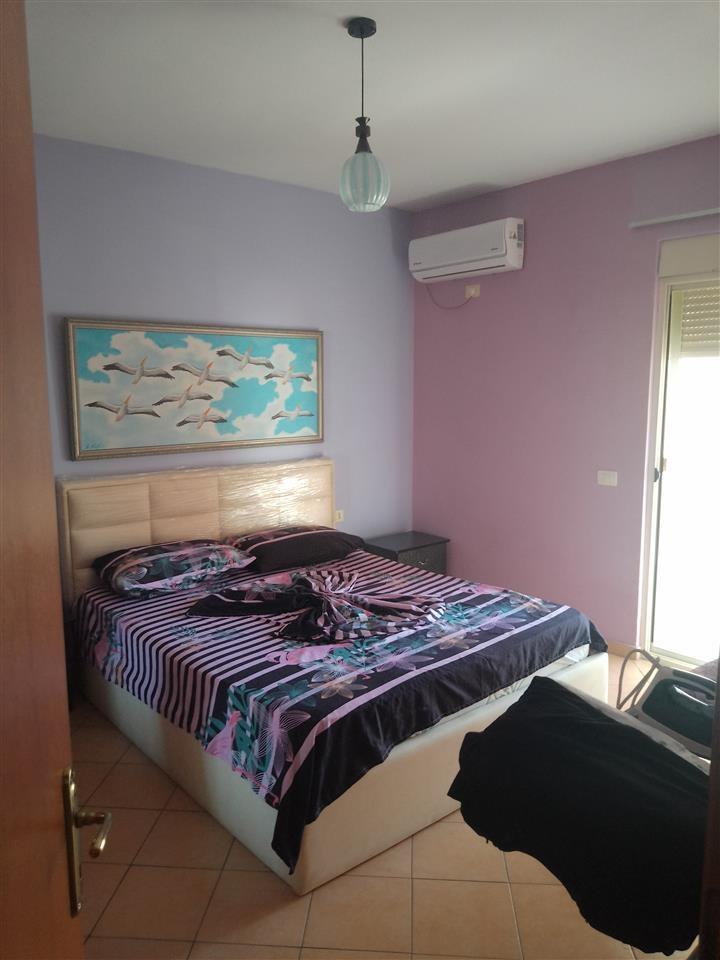 Jepet shtëpi me qera mujore.Rruga e Cipajve.