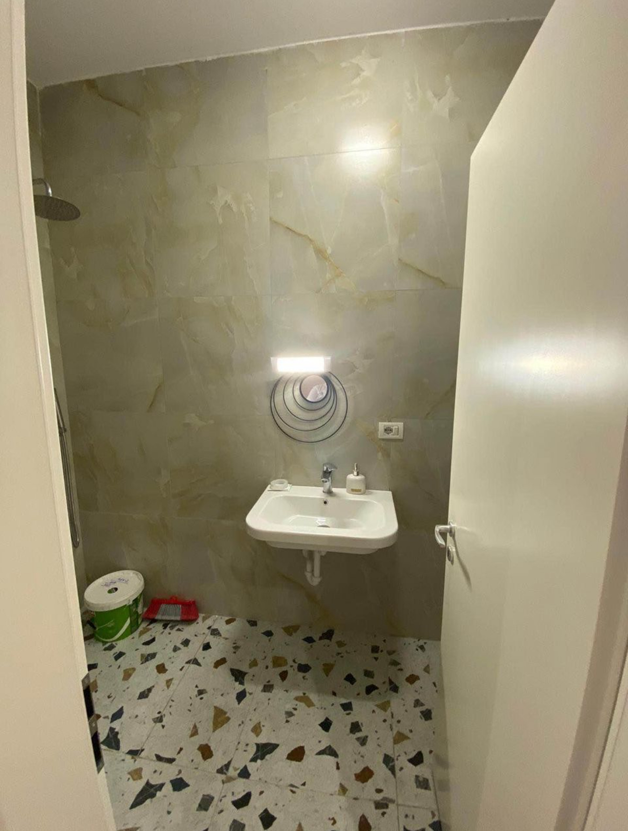 Garzoniere me qira tek Ali Demi