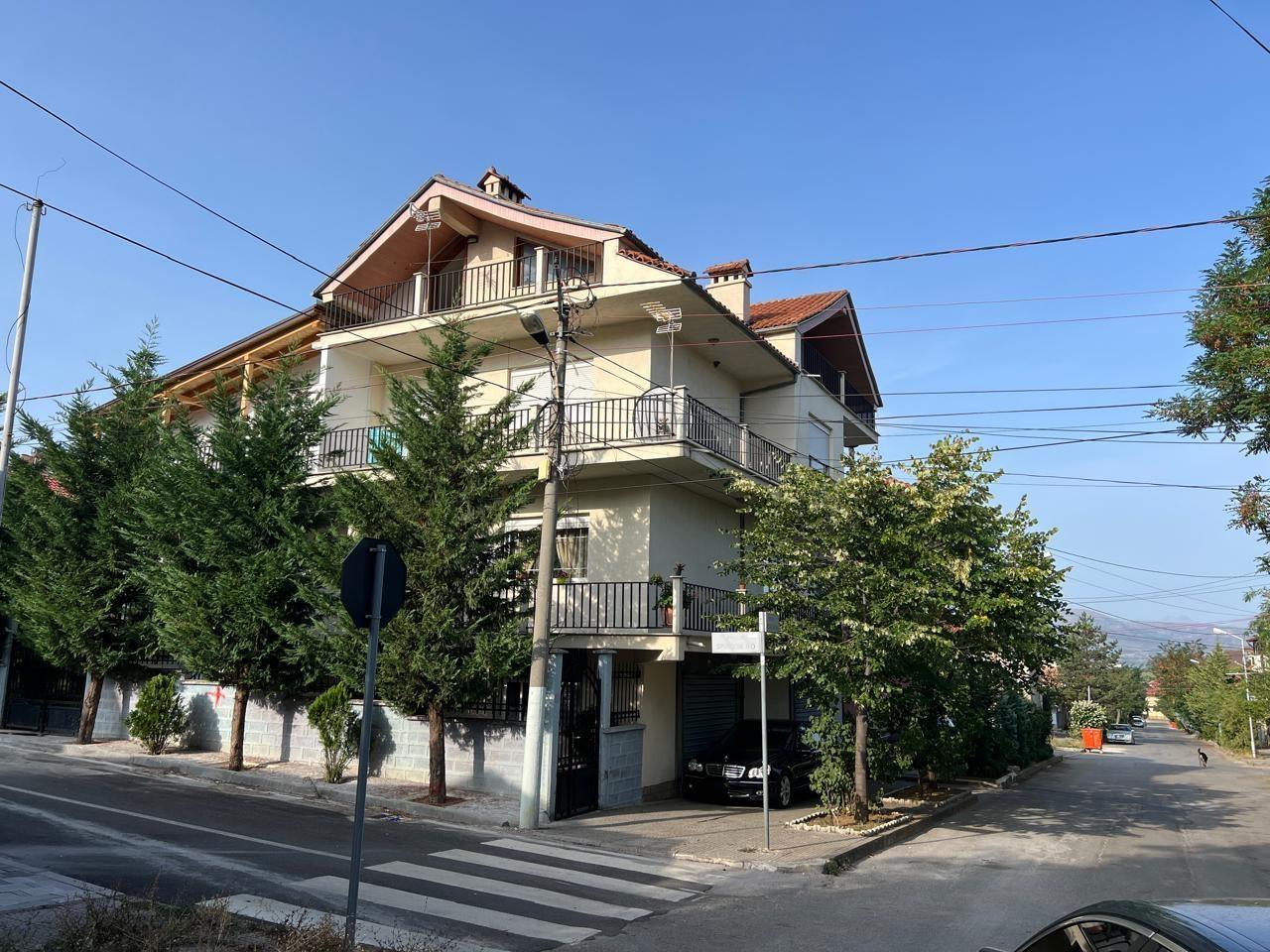 OKAZION VILE 4 KATE E KOMPLETUAR 140.000 EURO