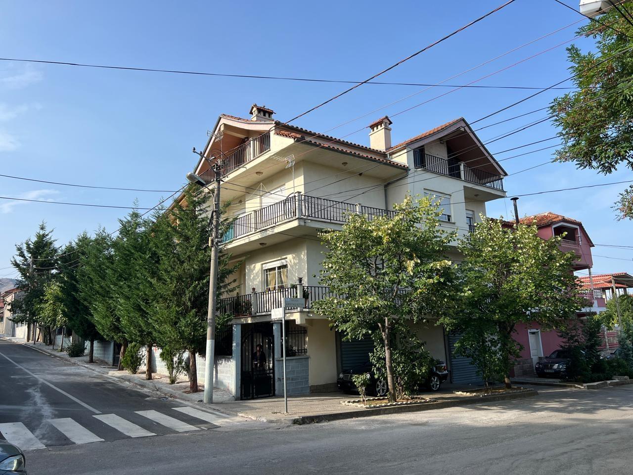 OKAZION VILE 4 KATE E KOMPLETUAR 140.000 EURO