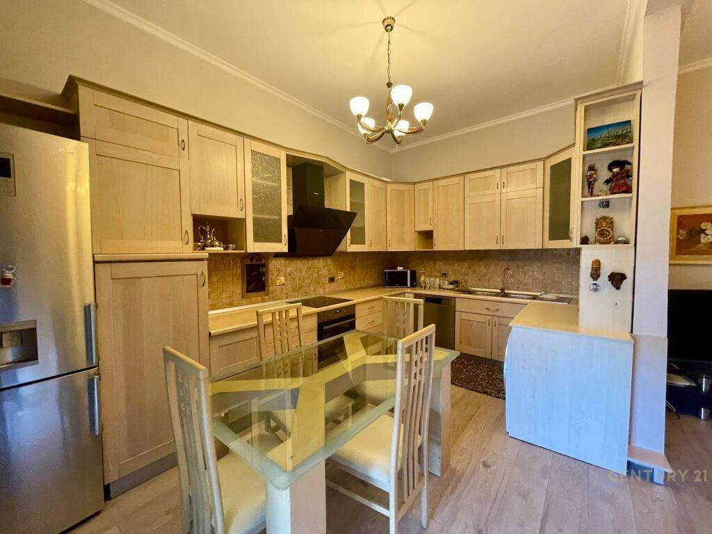 Jepet me qira apartament 2+1+1 ne zonen e Ish-Bllokut, Palla