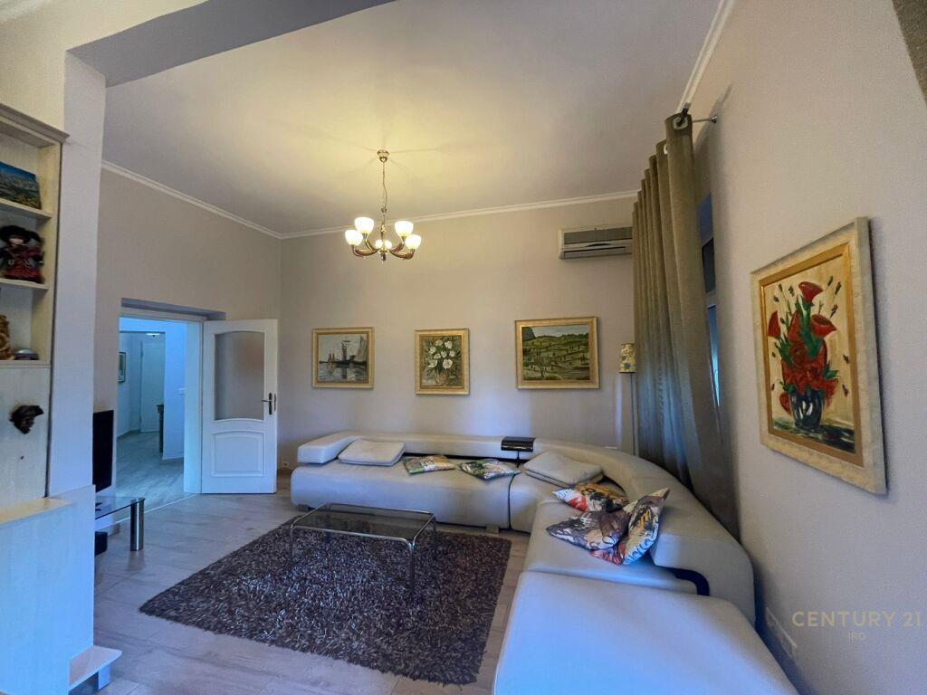 Jepet me qira apartament 2+1+1 ne zonen e Ish-Bllokut, Palla