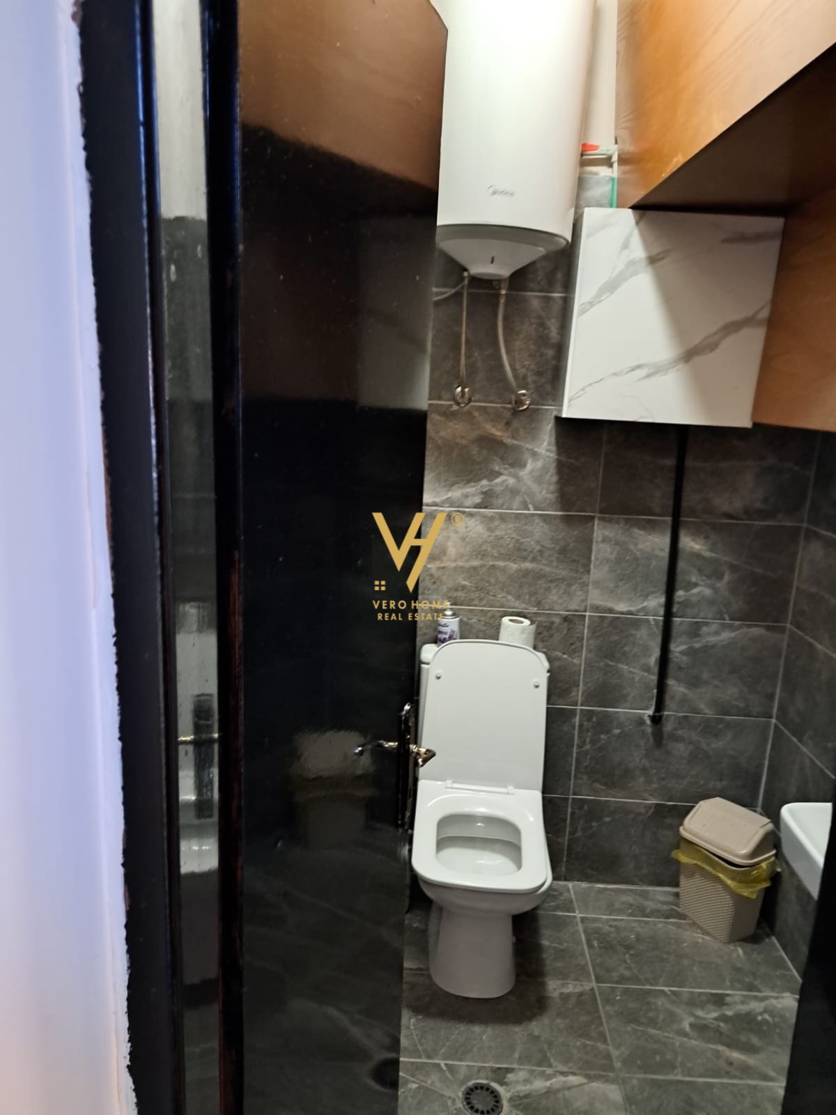 PARUKERI TE RRUGA XHANFIZE KEKO 900 EURO