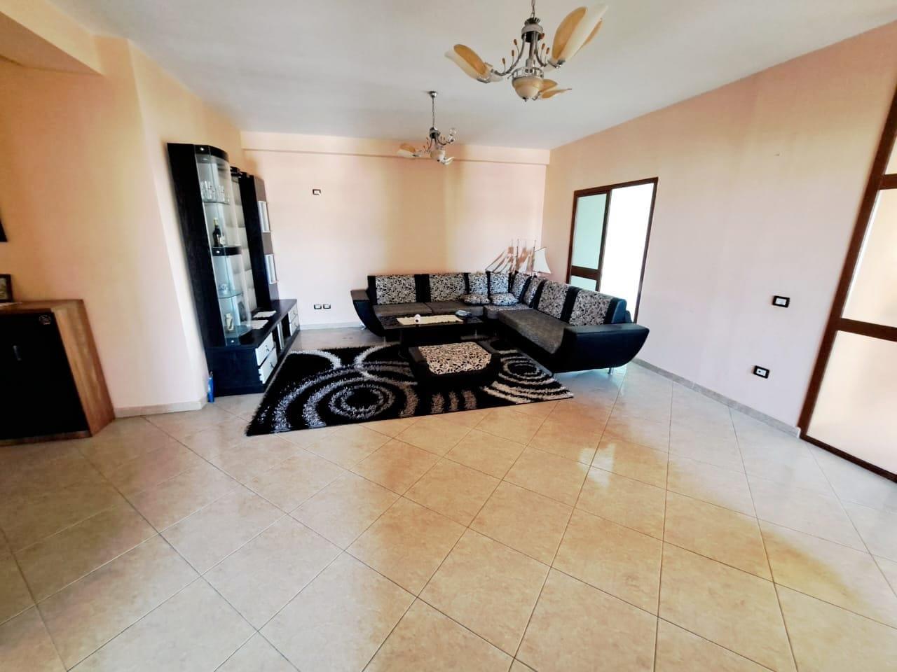 Kavaje,Superapartament 3+1+2 tualete,shetitorja Kavaljon,