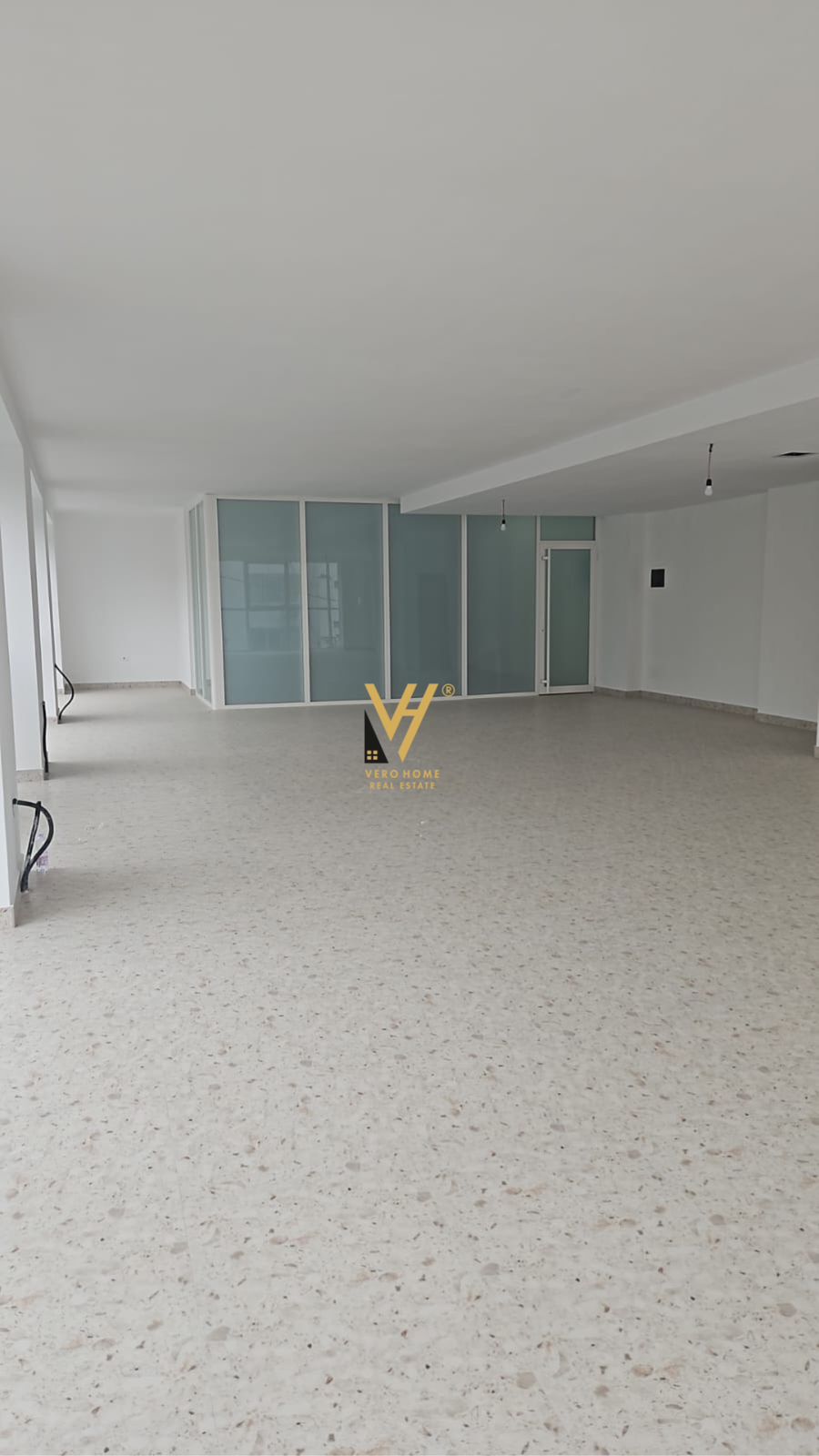 ZYRE 170 M2 ME QERA TE RRUGA E DIBRES 1.700 EURO