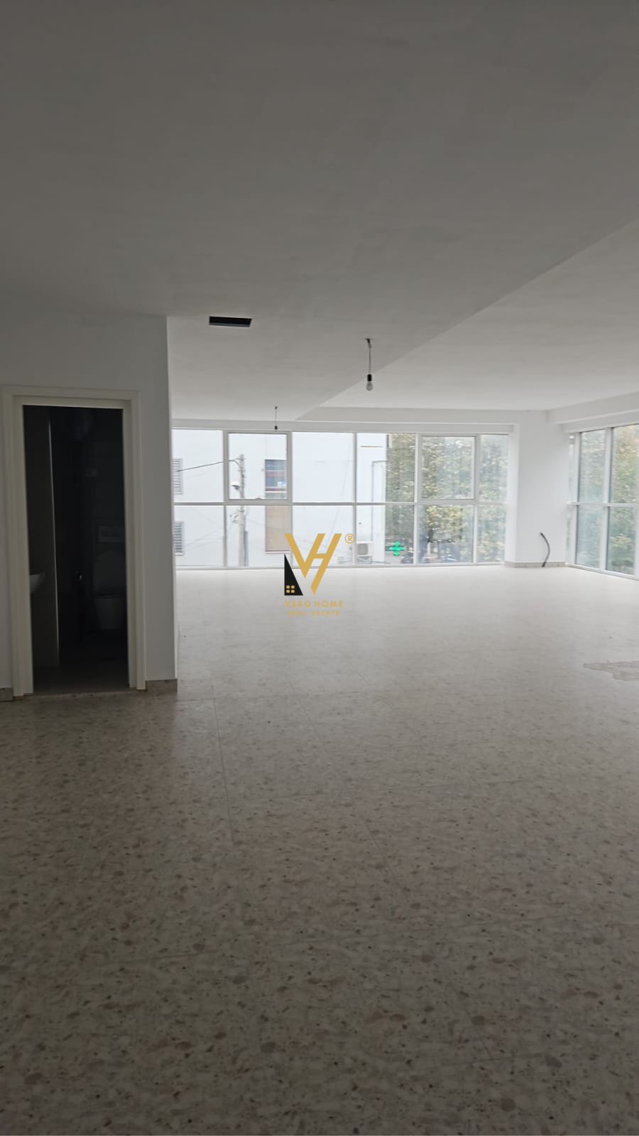 ZYRE 170 M2 ME QERA TE RRUGA E DIBRES 1.700 EURO