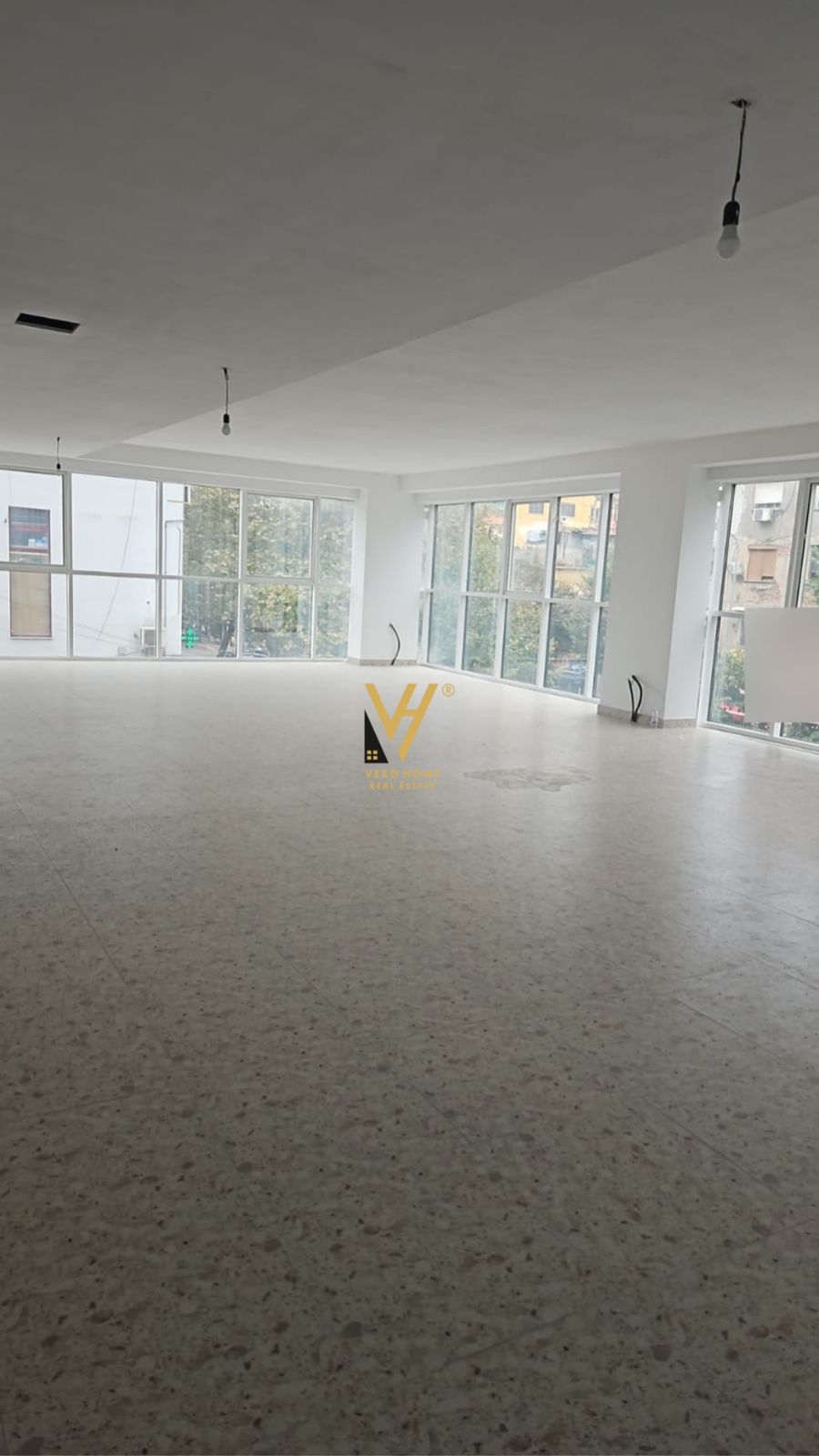 ZYRE 170 M2 ME QERA TE RRUGA E DIBRES 1.700 EURO