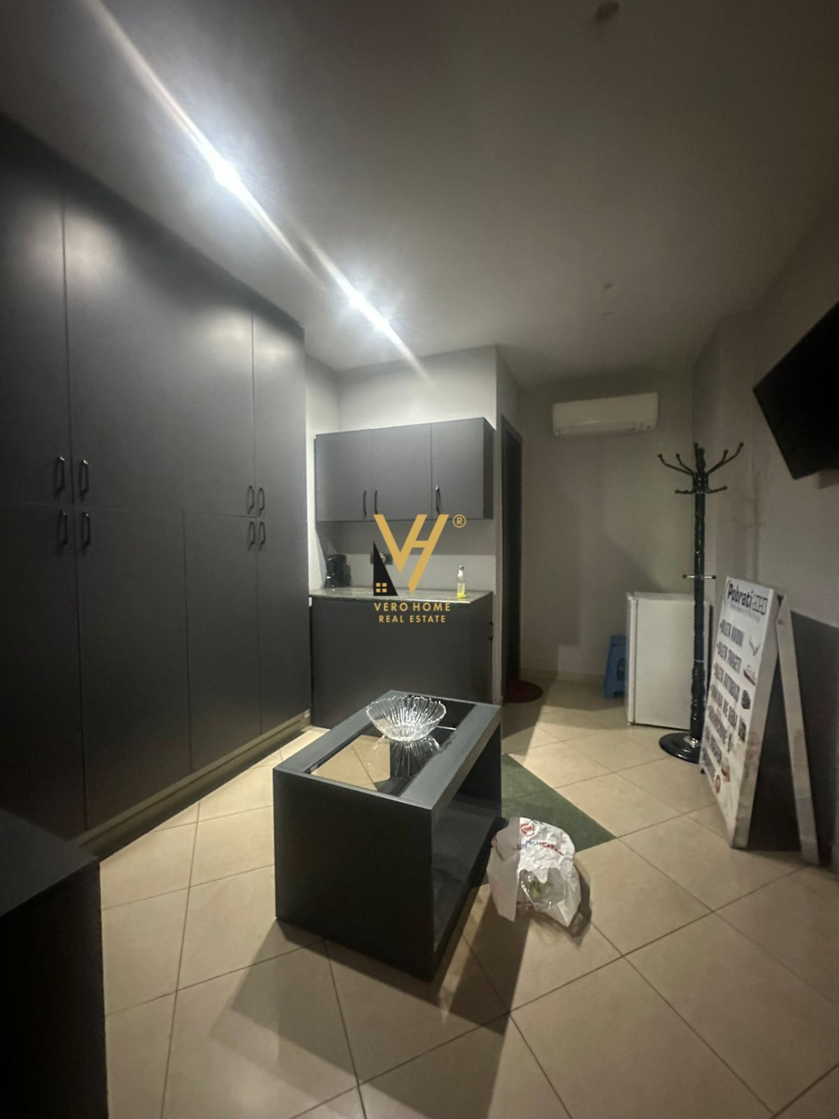 AMBIENT TE MINISTRIA E JASHTME 1.100 EURO