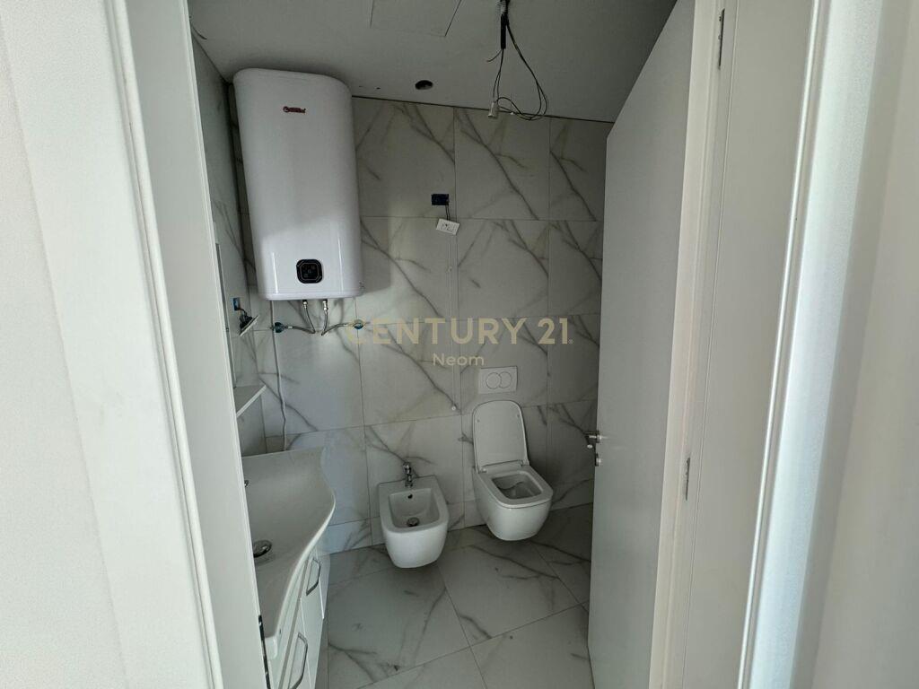 Qira | Zyrë 105 m² | Liqeni i Tiranës | €1400/muaj