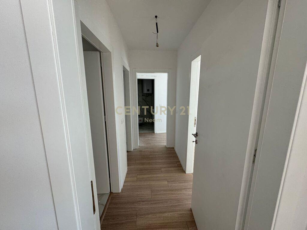 Qira | Zyrë 105 m² | Liqeni i Tiranës | €1400/muaj