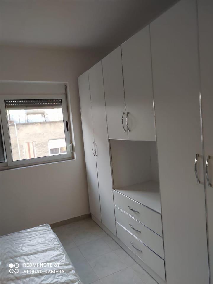 Shitet ap 1+1 prane drejtoris se policis