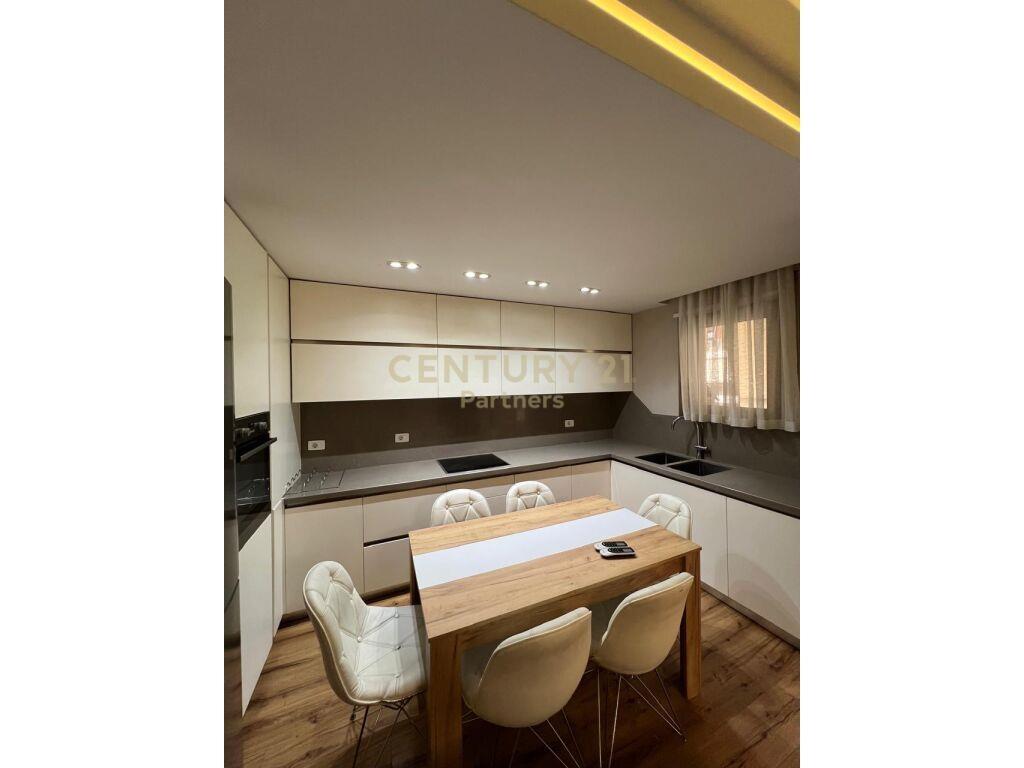 Japim me qera apartament 2+1 ne Kompleksin Delijorgji!