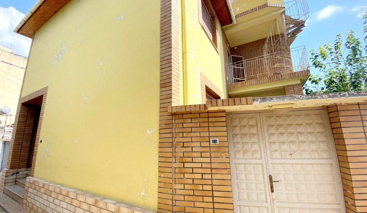 Kavaje,Shitet vile 2 kateshe, qender .