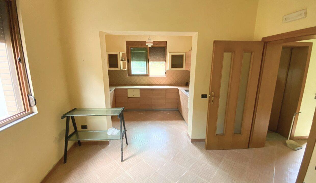 Kavaje,Shitet vile 2 kateshe, qender .