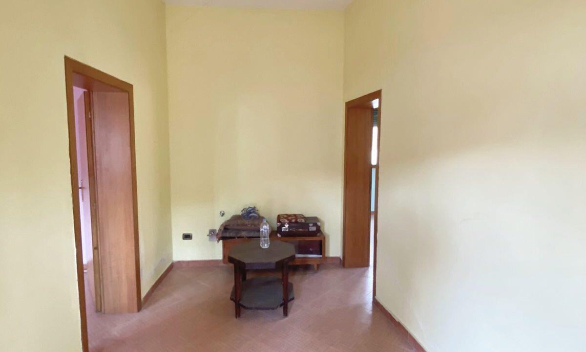 Kavaje,Shitet vile 2 kateshe, qender .