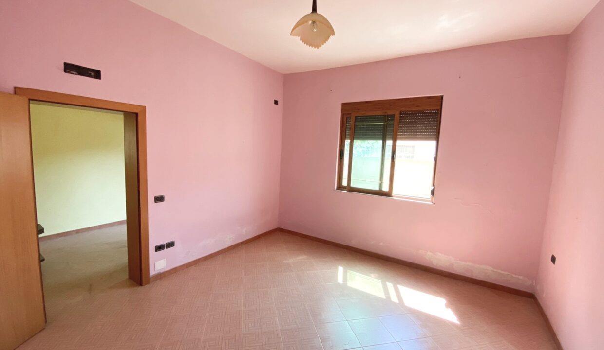 Kavaje,Shitet vile 2 kateshe, qender .