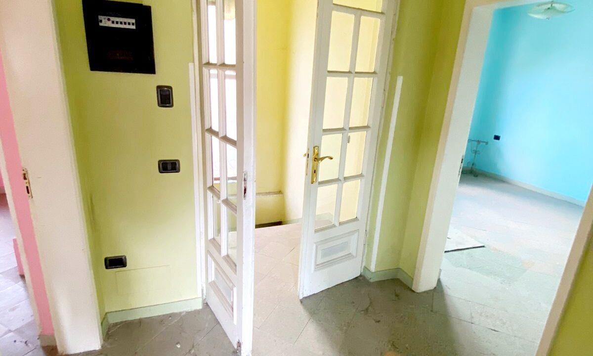 Kavaje,Shitet vile 2 kateshe, qender .