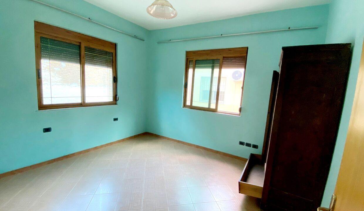 Kavaje,Shitet vile 2 kateshe, qender .