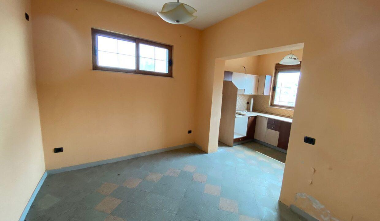 Kavaje,Shitet vile 2 kateshe, qender .