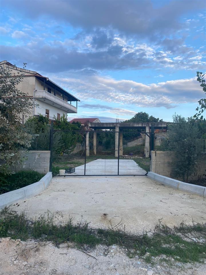 SHITET SHTEPI PRIVATE E PA PERFUNDUAR VETEM KOLLONAT JA