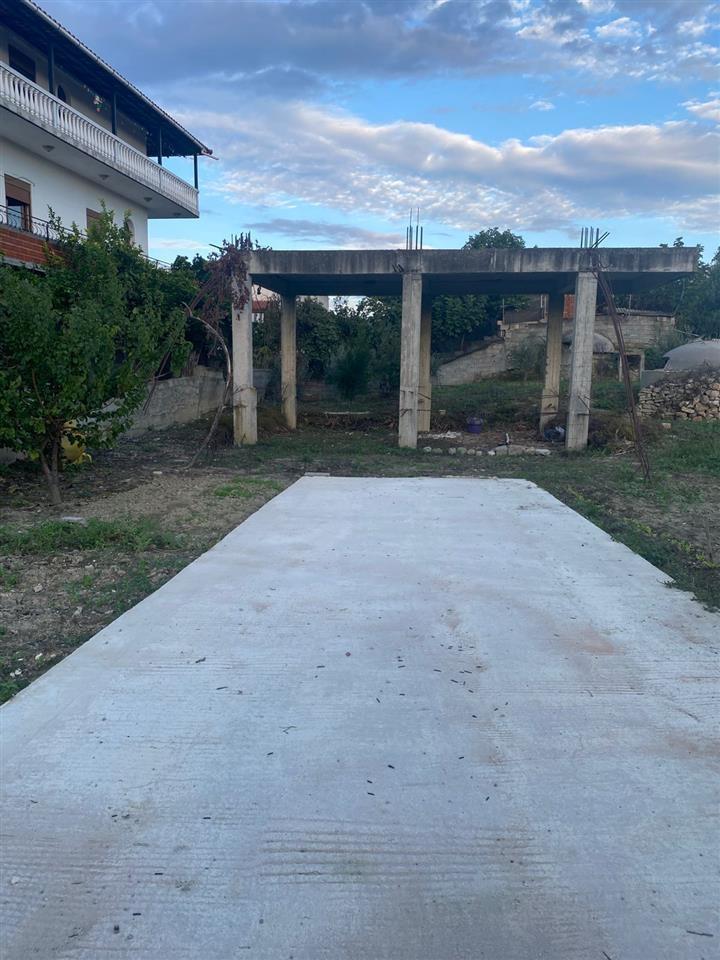 SHITET SHTEPI PRIVATE E PA PERFUNDUAR VETEM KOLLONAT JA