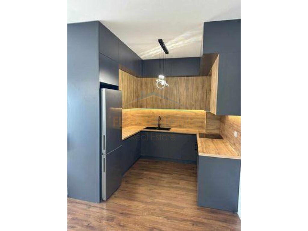 Shitet, Apartament 1+1, Rruga e Barrikadave, Tira