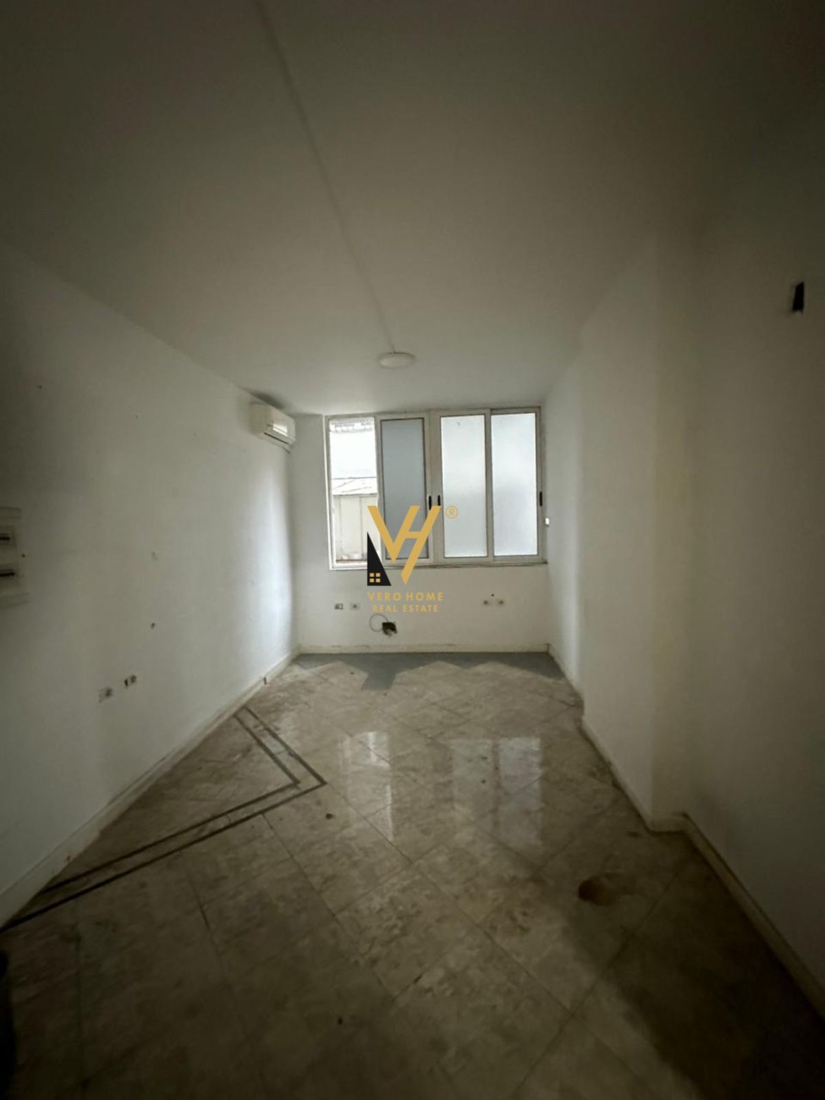 ZYRE 310 M2 ME QERA TEK SHALLVARET 3.100 EURO