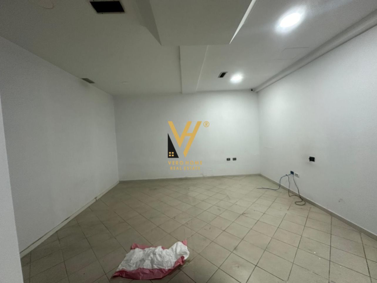 ZYRE 310 M2 ME QERA TEK SHALLVARET 3.100 EURO