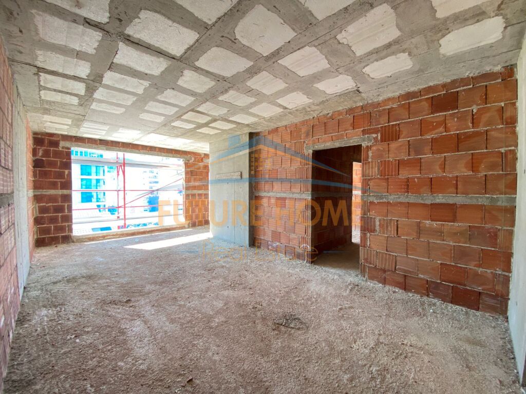 Shitet, Apartament 3+1+2, Komuna e Parisit, Tiran