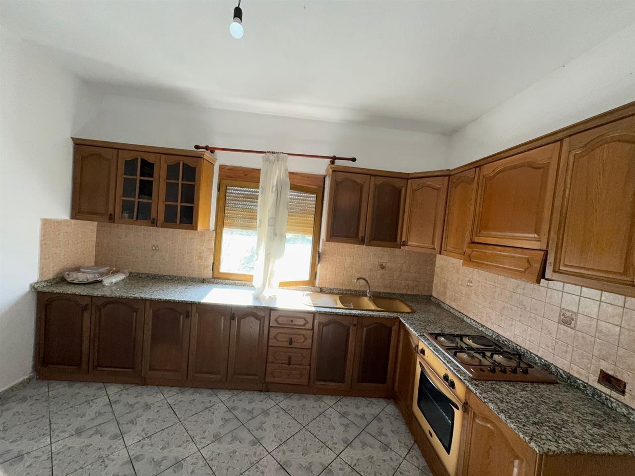 Kavaje,shtepi +10.000 m² toke ullishte afer Agonasit.