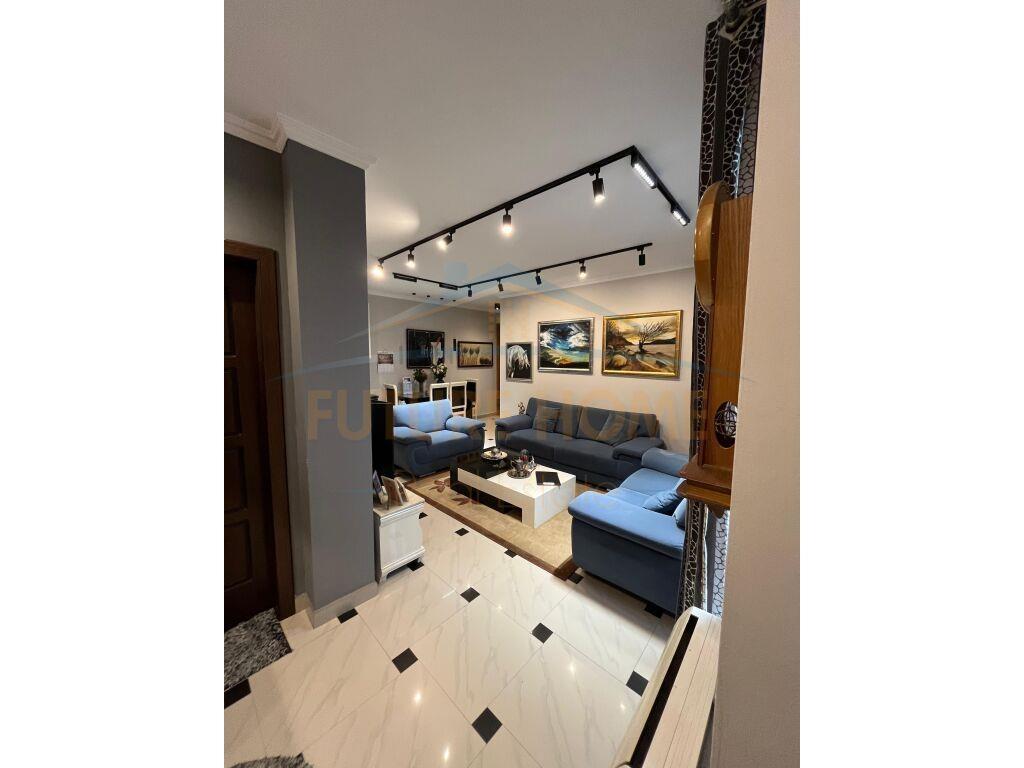 Shitet Apartament 2+1+2 Rruga e Durresit