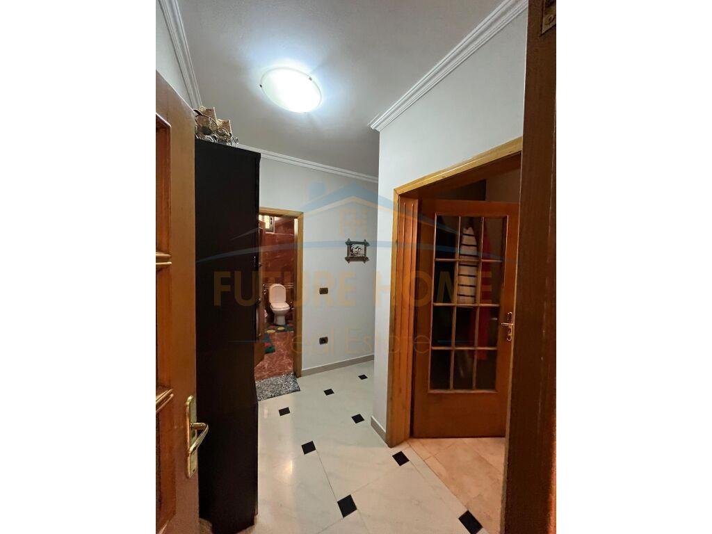 Shitet Apartament 2+1+2 Rruga e Durresit