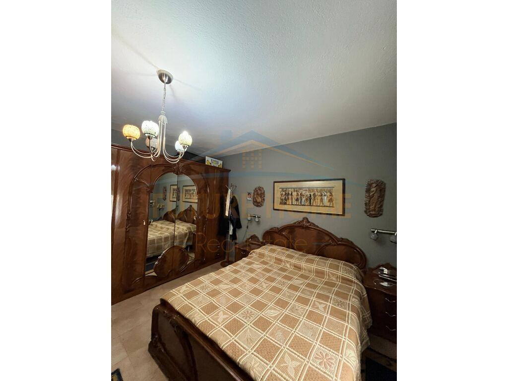 Shitet Apartament 2+1+2 Rruga e Durresit