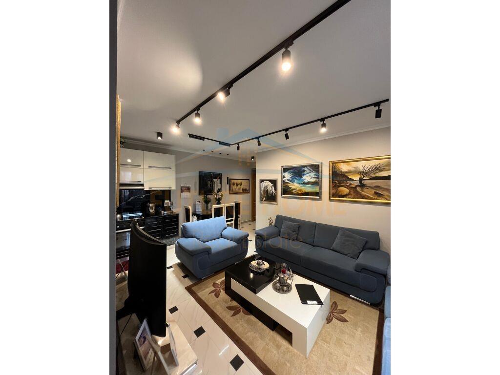 Shitet Apartament 2+1+2 Rruga e Durresit