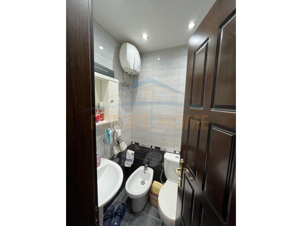 Shitet Apartament 2+1+2 Rruga e Durresit