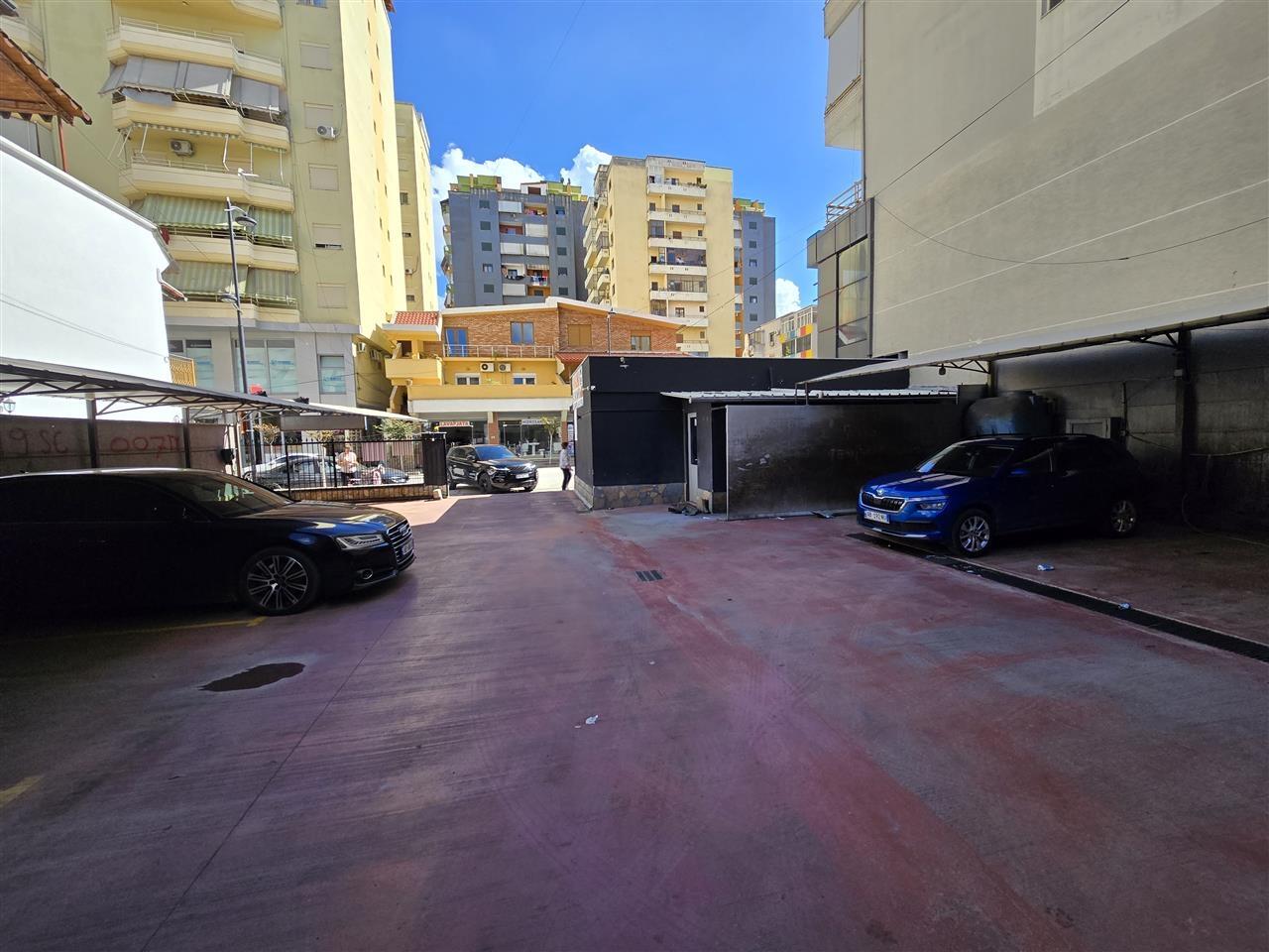 Shitet 300m2 toke ne qender te Fierit