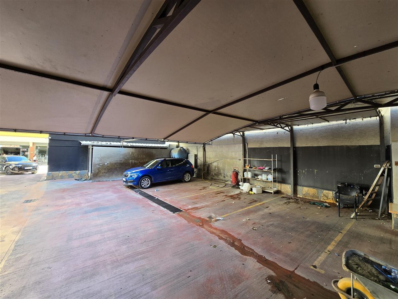 Shitet 300m2 toke ne qender te Fierit