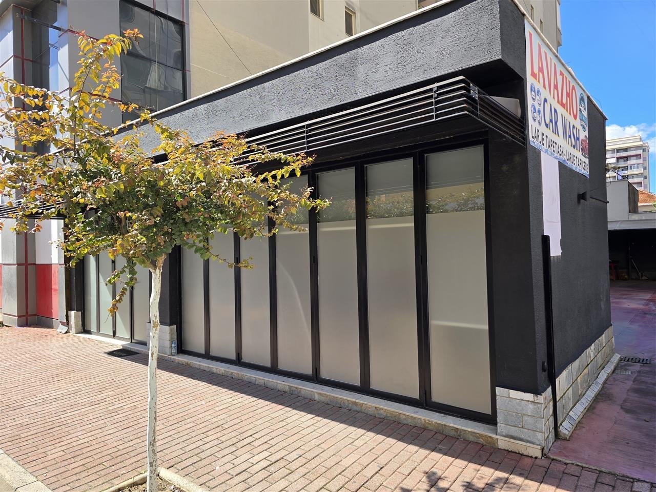 Shitet 300m2 toke ne qender te Fierit